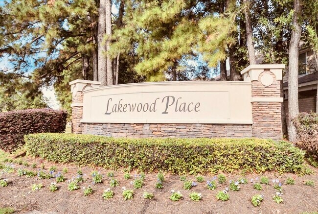 Foto del edificio - 16005 Summerville Lake Dr