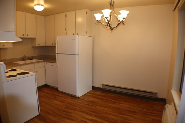 Building Photo - Charming Garden-Level Condo in the Heart o...
