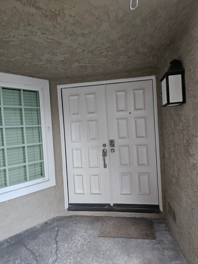 Puerta principal - 25 Weepingwood