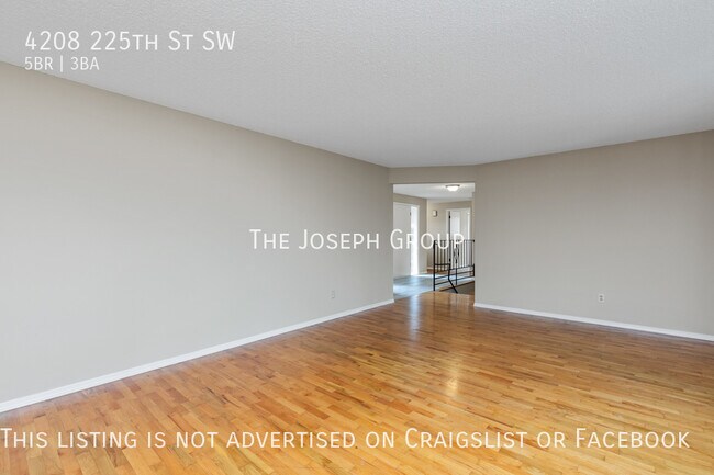 Building Photo - Gorgeous 5 bed/ 2.75 ba, prime location in...