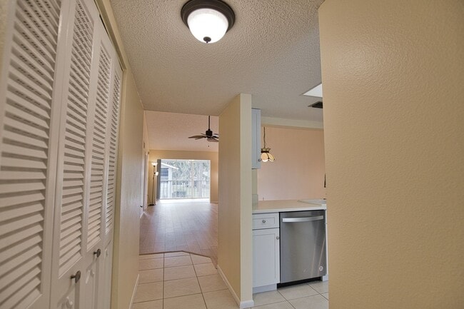 Building Photo - Annual Second Floor Condo in Pinebrook Lak...