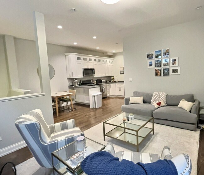 Foto del edificio - 2538 N Southport Ave