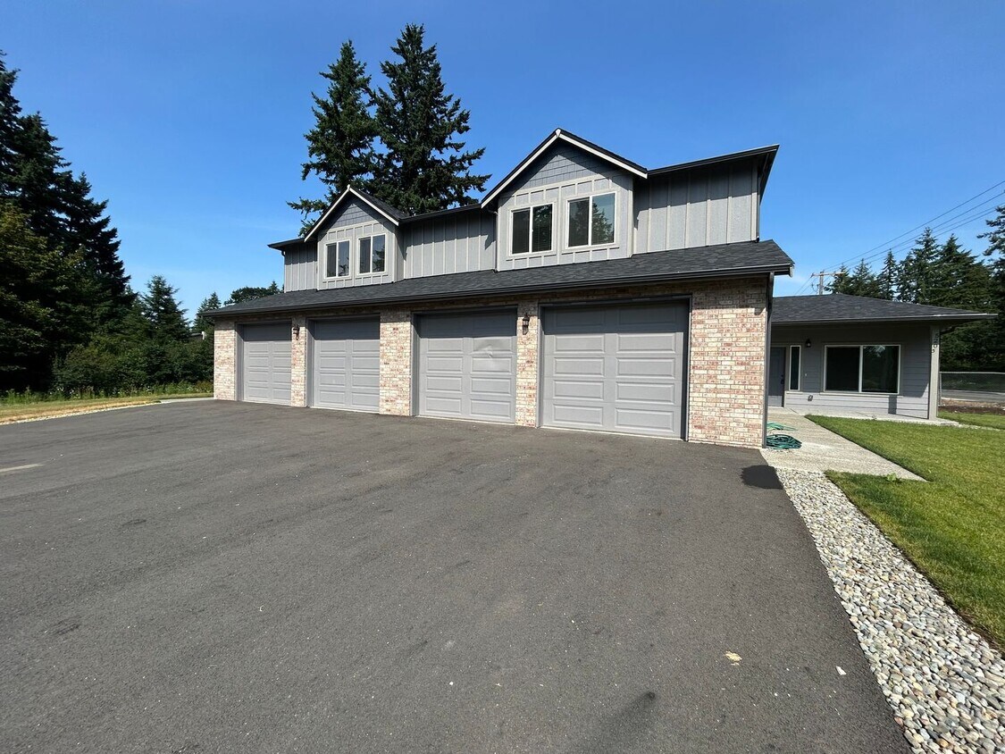 Foto principal - 5203/5205 208 th St E