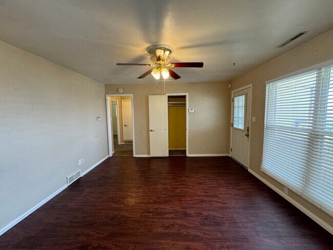 Building Photo - Cozy Home in Midwest City!