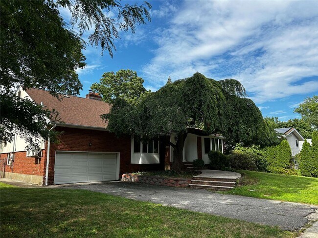 Building Photo - 6 Village Dr