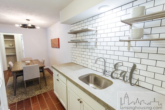 Building Photo - 331 E Hillsdale St