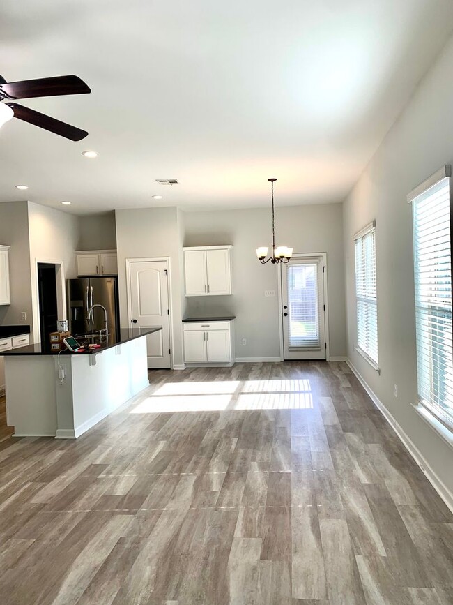 Building Photo - 1329 Shadow Bluff Dr