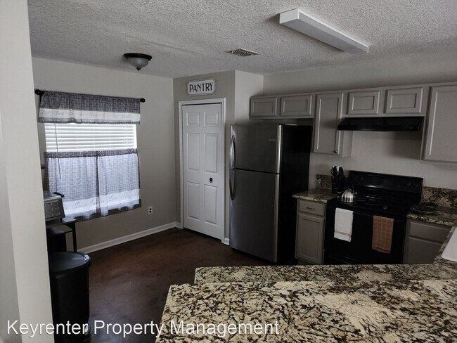Building Photo - 3 br, 2.5 bath House - 1635 Vineland Cir U...
