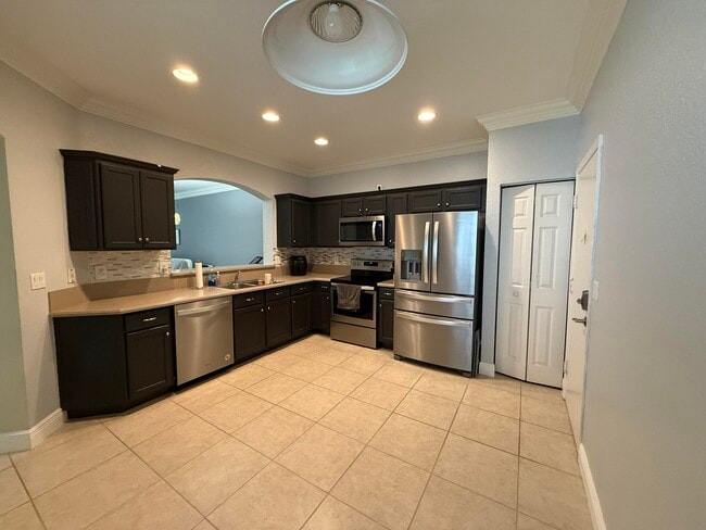 Building Photo - 2136 Oakmont Dr