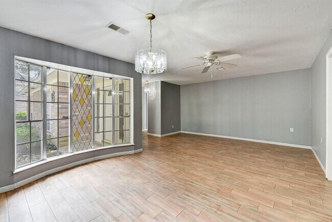 Foto del edificio - 7438 Tall Pines Dr