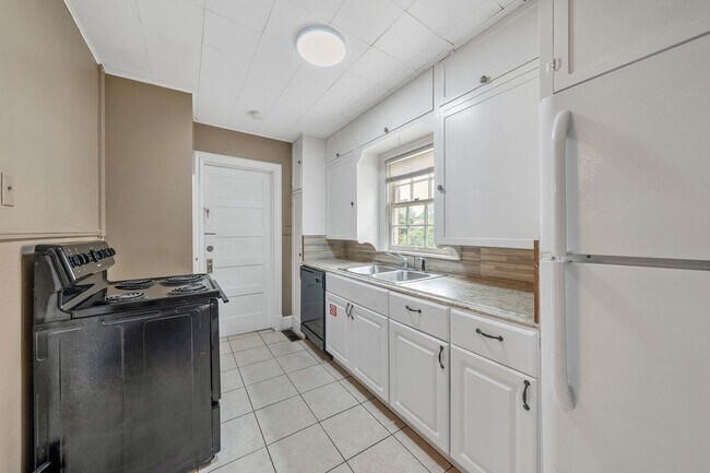 Building Photo - 132 Rowland Pl