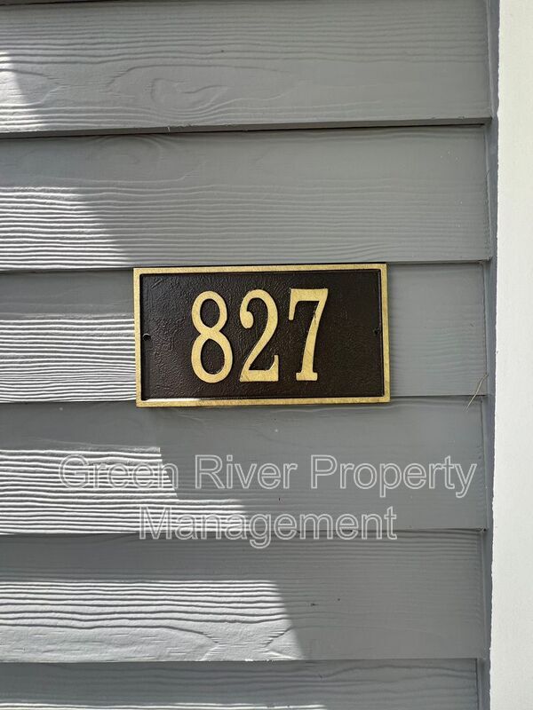 Foto del edificio - 827 Rivertree Pl