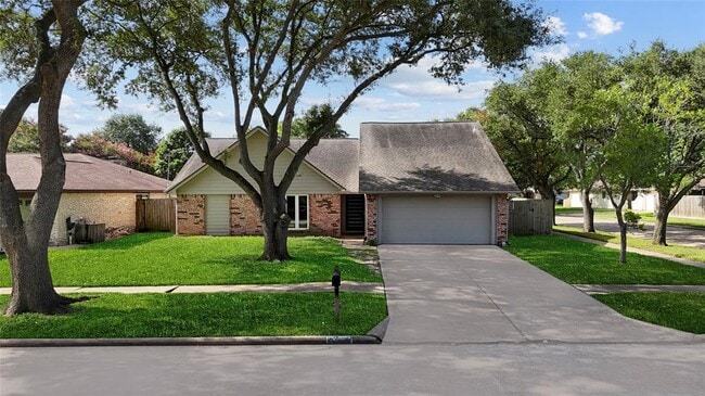 Building Photo - 22435 Elsinore Dr