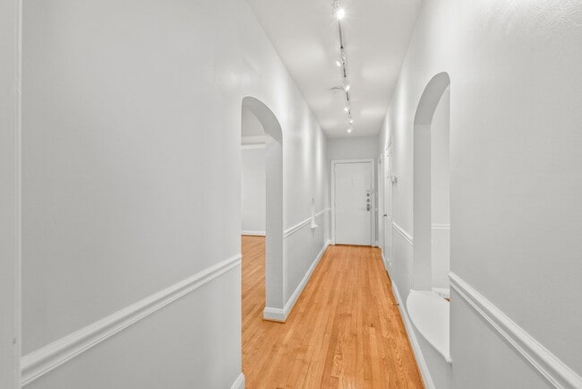 Building Photo - 920 Monticello Terrace