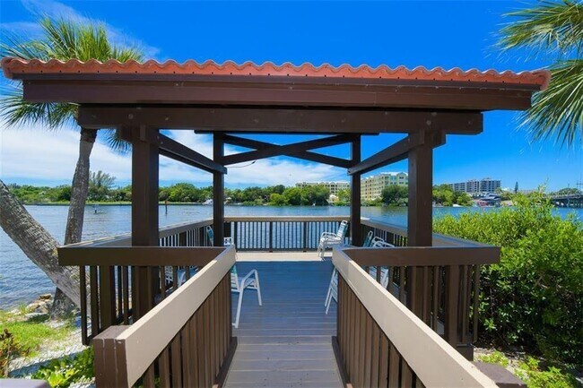 Pier on the property, excellent bird watching, fish, and boat watching - 1642 Stickney Point Rd Apartment