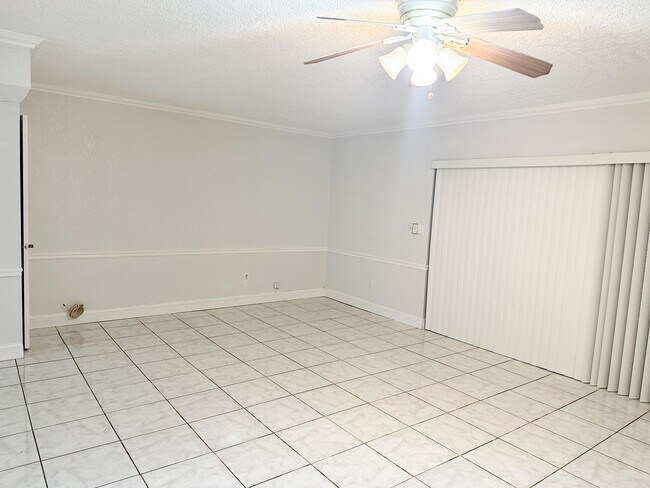 Building Photo - 4010 Inverrary Dr