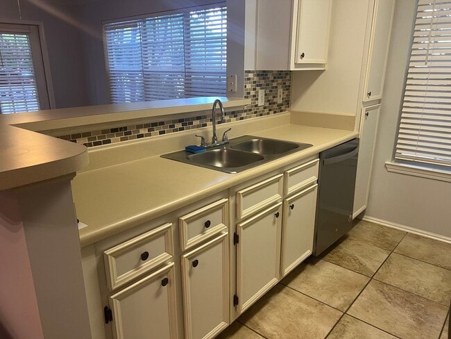 Foto del edificio - Great first floor unit at  Reserve at Wood...