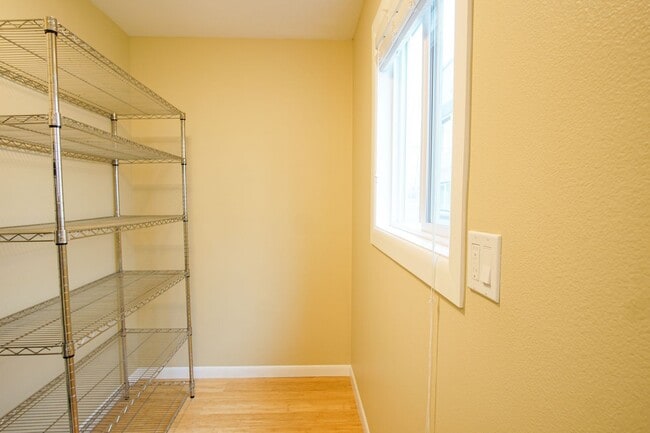 Building Photo - Fantastic 2 Bedroom in Charming St Johns R...