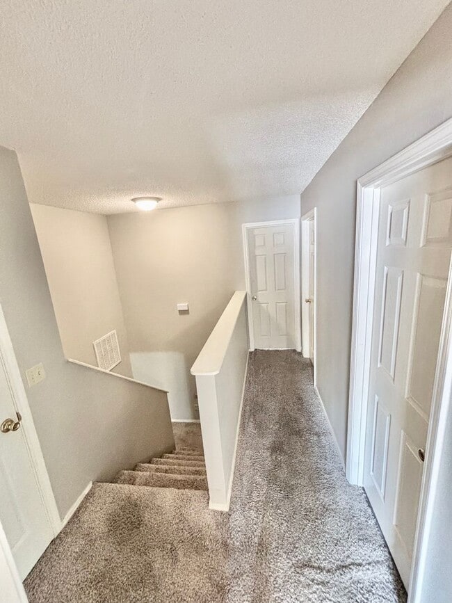 Building Photo - 415 Valley Dr