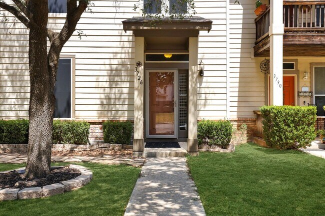Foto del edificio - Stylish Two-Story Townhome with Greenbelt ...