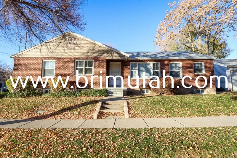 Primary Photo - 1105 Laird Ave S