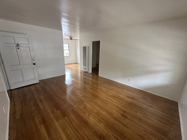 Foto del edificio - 2441 Silver Lake Blvd