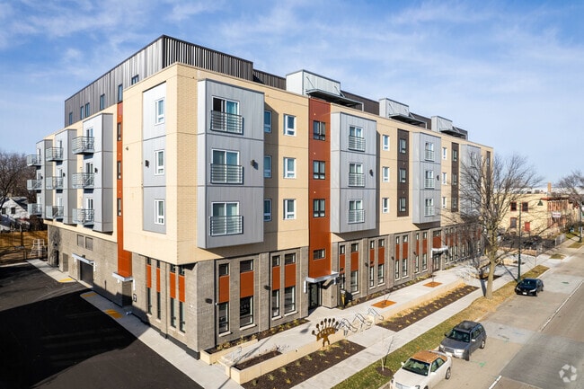 Building Photo - Valor on Washington
