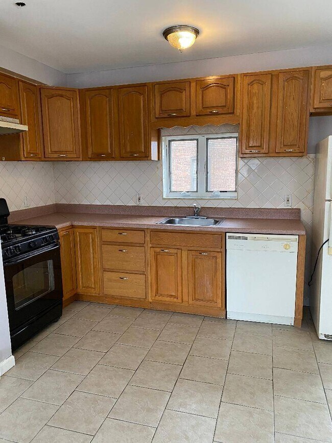 Building Photo - 2027 Bath Ave