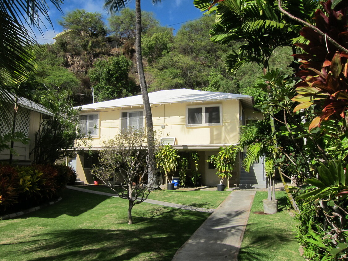 Foto principal - Spacious 3 bedroom, 1 bath, upstairs house...