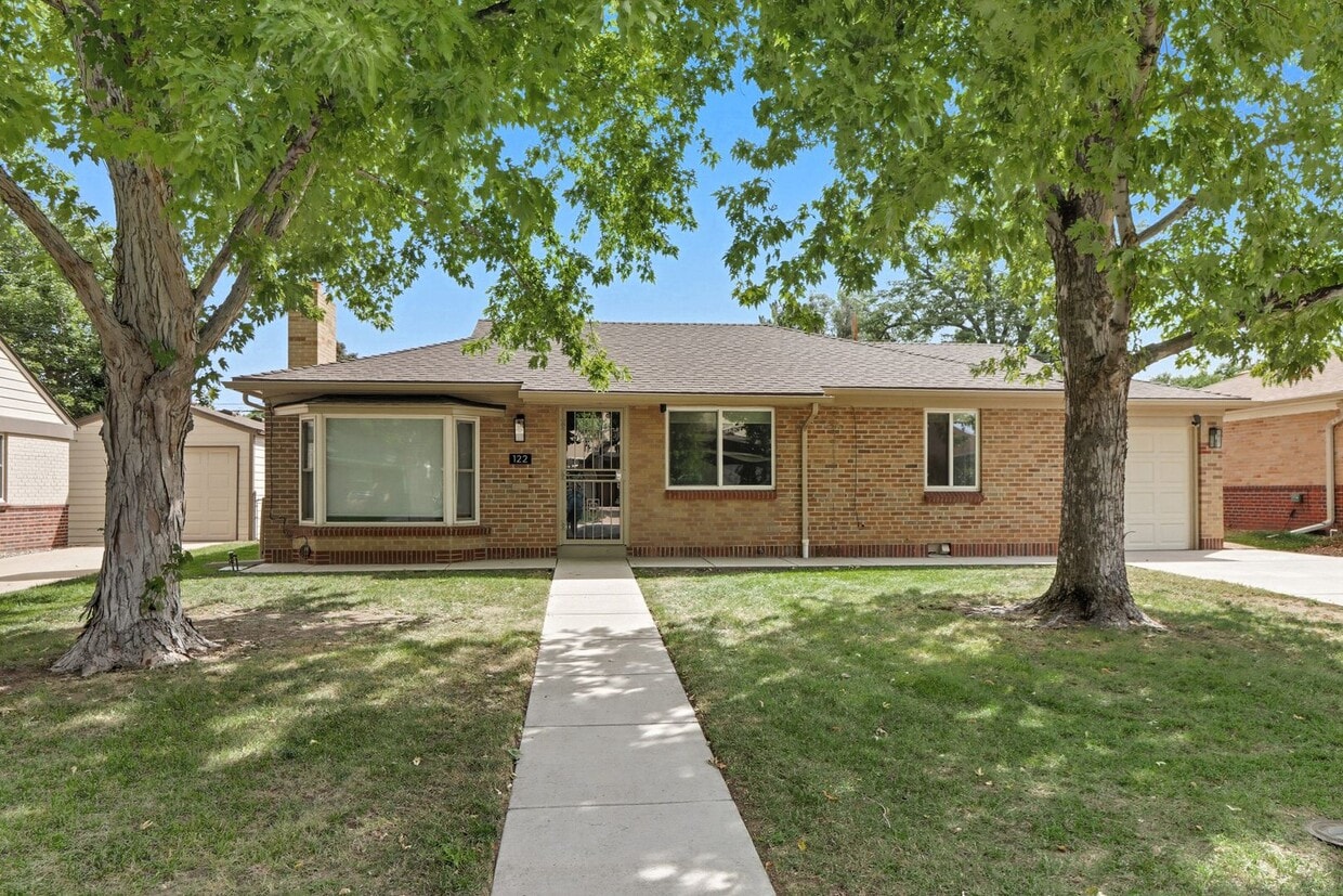 Primary Photo - 3 bed 1 bath Ranch in Lowry in Denver