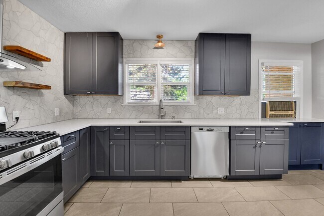 Foto del edificio - .31 acre corner lot and huge garage + upda...