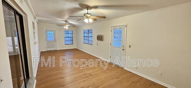 Foto del edificio - 406 Whitewing Cir