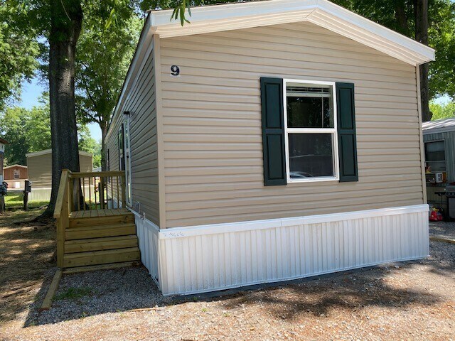 Building Photo - Beautiful 2 Bedroom 1 Bath Home/ Tax Refun...