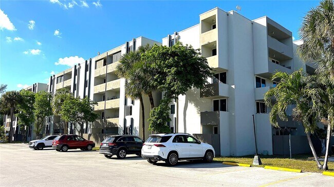 Foto del edificio - 10000 NW 80th Ct