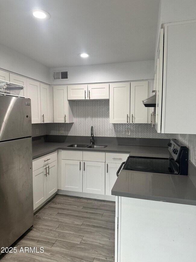 Foto del edificio - 3219 E Earll Dr