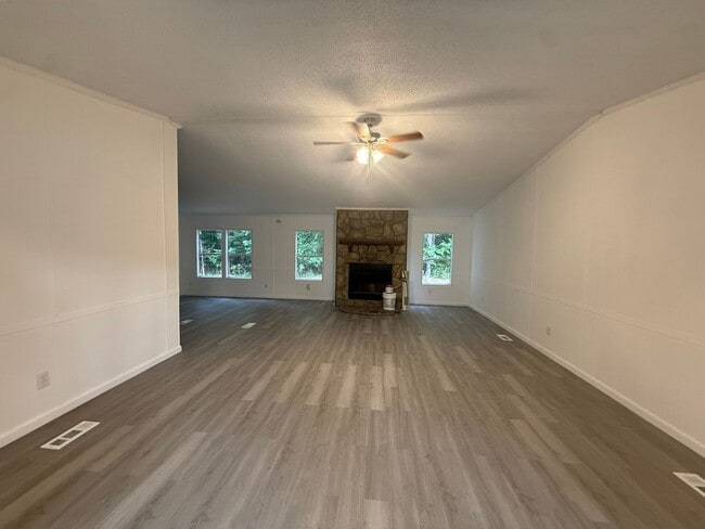 Building Photo - 4 Bedrooms, 3 Bathrooms with potential 5th Bedroom- Mobile home in Armuchee!