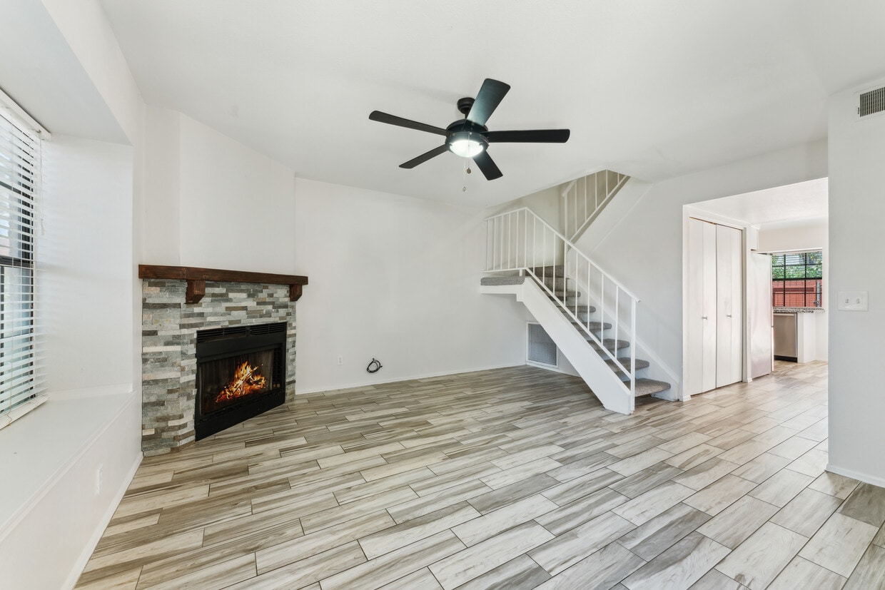 Primary Photo - 4901 E Kelton Ln