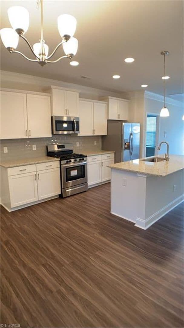 Building Photo - BEAUTIFUL Townhouse in Finley Ridge