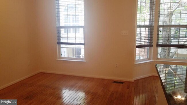 Building Photo - 9609 Athens Pl