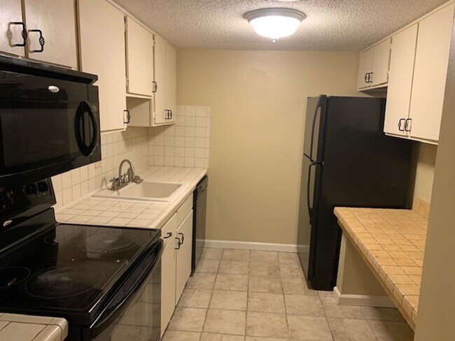 Building Photo - 1855 Poplar Woods Cir W