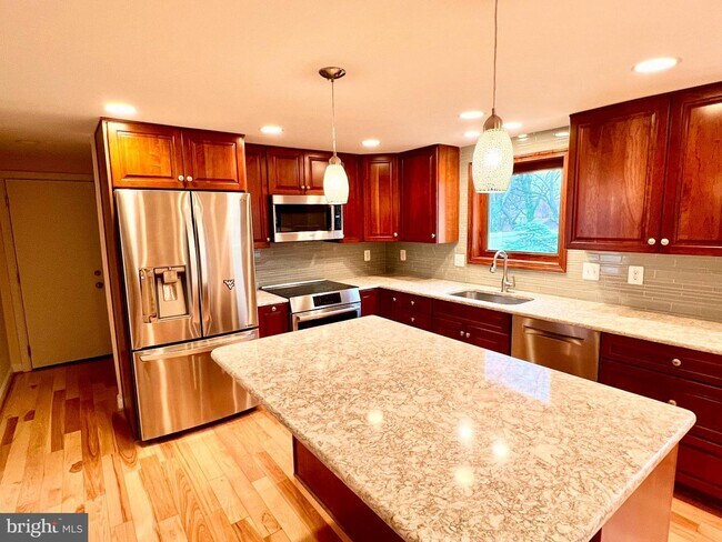 Building Photo - 6823 Beechview Dr