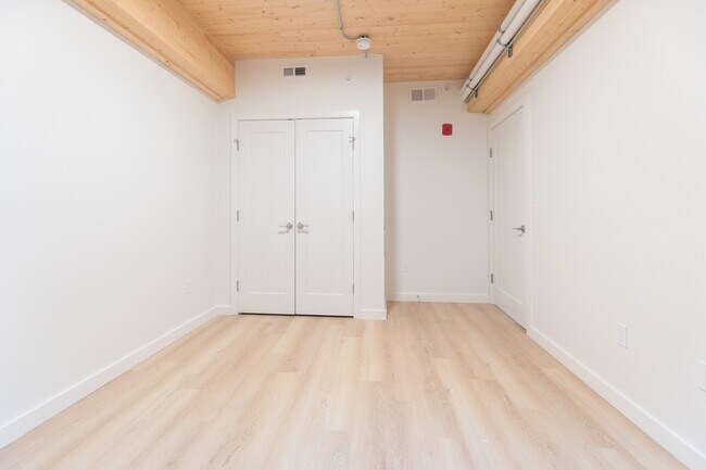 Building Photo - 11 E Lenox St