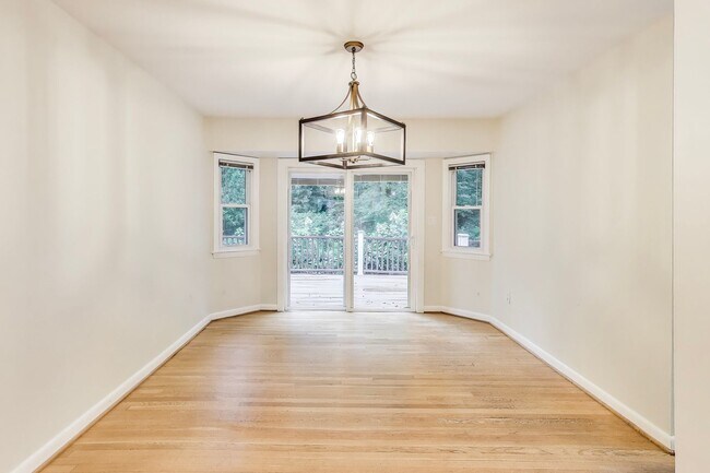 Building Photo - Perfect on Parkway --- Gorgeous, Fully Upd...