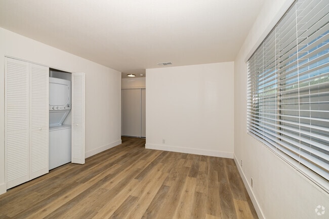 1 habitación, 1 baño - 568 pies cuadrados - Sala de estar - Midtown Haven Apartments