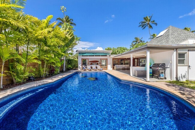Foto del edificio - Elegant Home w/ Private Beach Access, Pool & AC: Relaxing Lokomaika'i Kailua