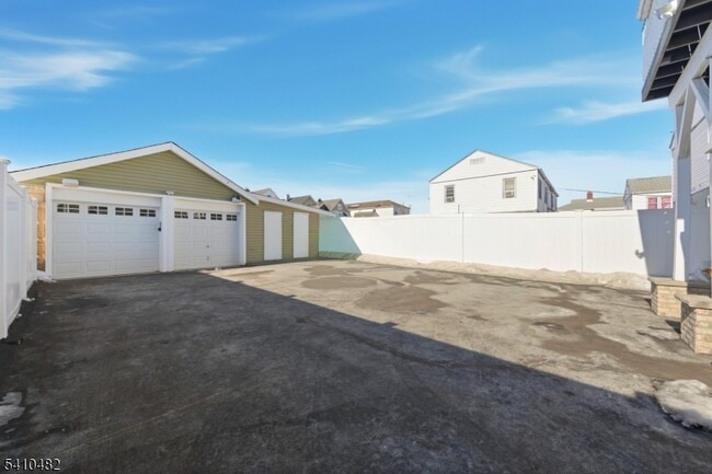 Building Photo - 1034 Madison Ave