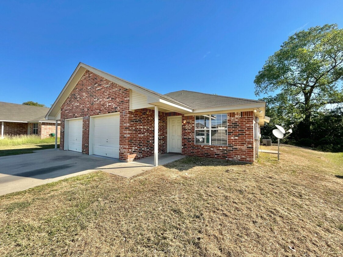Primary Photo - 2205 Indian Trail