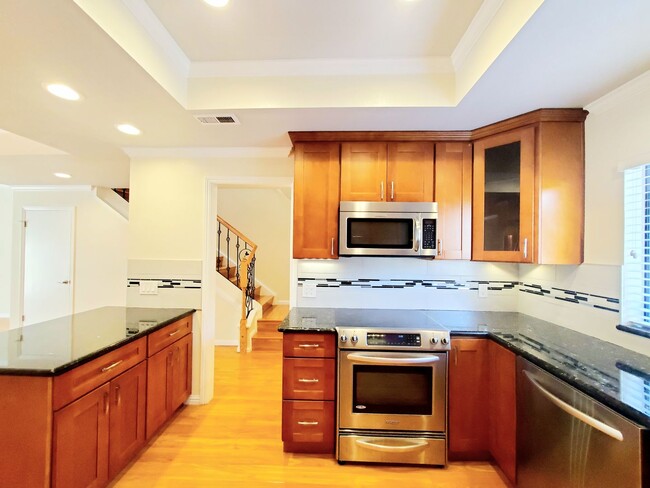 Building Photo - Spacious townhouse at Isle Cove in Foster ...