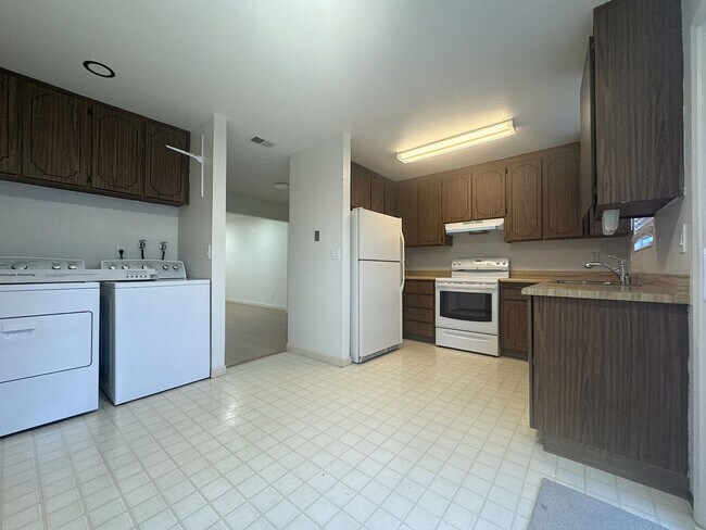 Building Photo - Charming 2 bed/1.5 bath townhouse convenie...