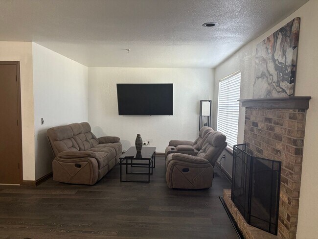 Foto del edificio - Modern Comfort in NE OKC – 3 Bed, 2.5 Bath...